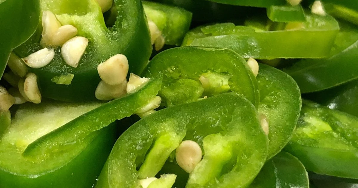 Sport pepper All about Heat, Flavor, Uses, Substitutes 🌶️