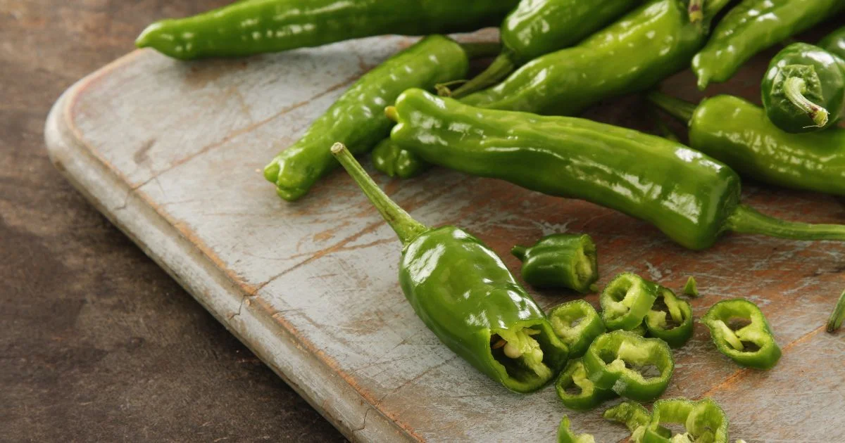 Sport pepper All about Heat, Flavor, Uses, Substitutes 🌶️